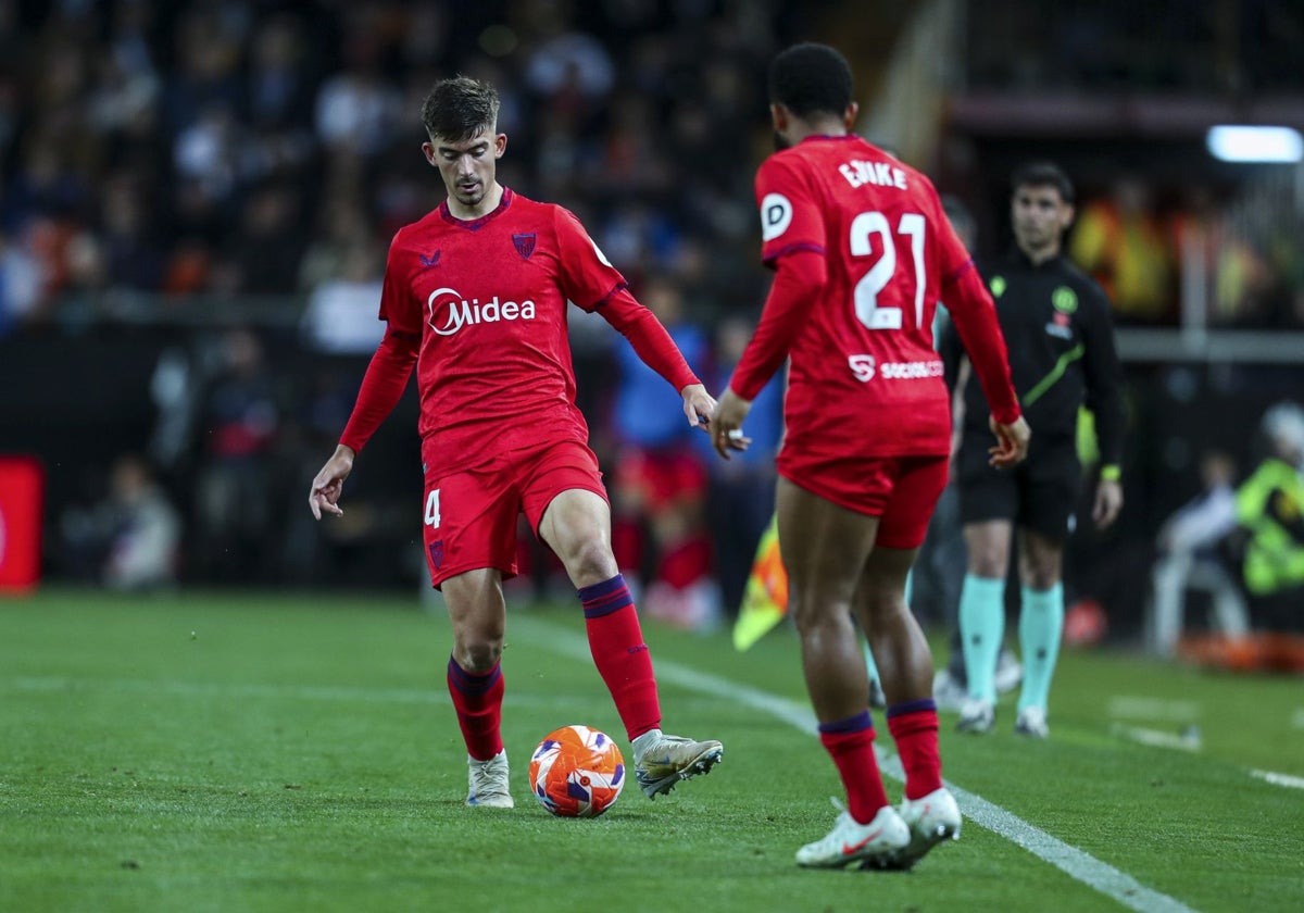 Kike Salas contrôle le ballon durant le Valencia - Sevilla