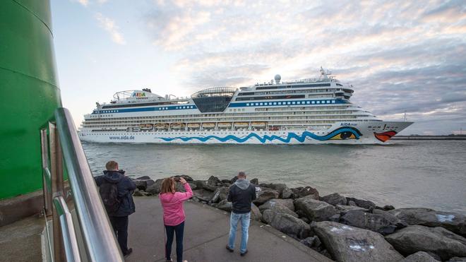 Un croisiériste passe par le canal de Rostock-Warnemünde. (Photo d'archive)