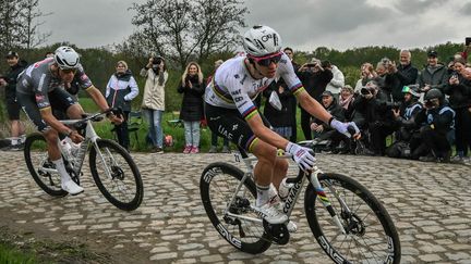 Tadej Pogacar et Mathieu van der Poel lors de Paris-Roubaix, le 13 avril 2025. (JEFF PACHOUD / AFP)