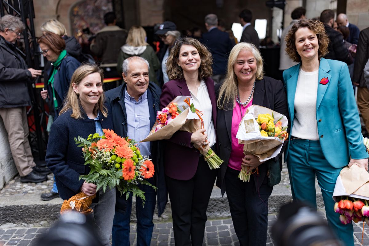 Le nouveau Conseil administratif qui entrera en fonction le 1er juin rassemblé devant les canons de l’Hôtel de Ville dimanche 13 avril 2025.