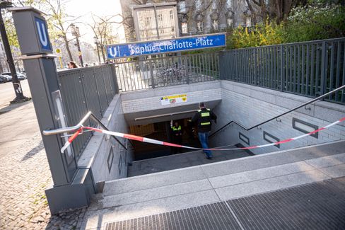 U-Bahnhof Sophie-Charlotte-Platz: Laut Obduktion traf ein Stich das Herz