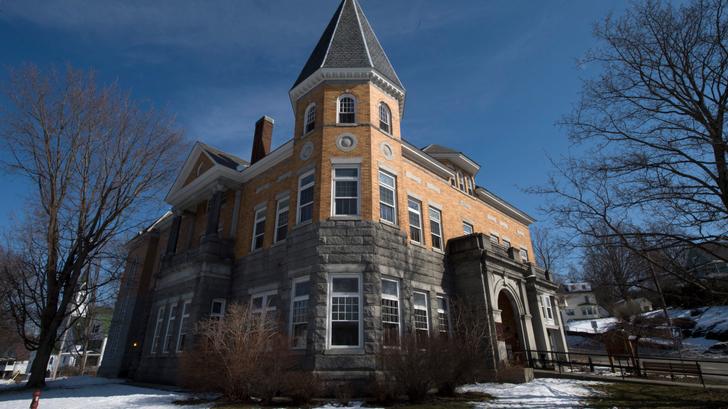La Haskell Free Library and Opera House, à cheval sur les localités de Derby Line aux États-Unis et Stanstead au Canada. (photo prise en 2017)