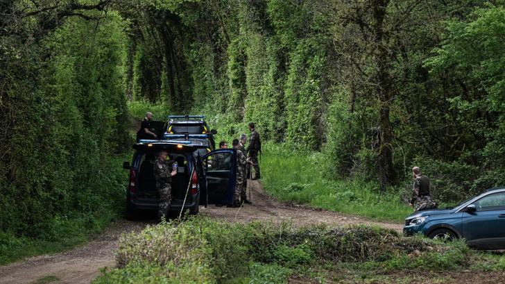 Des gendarmes participant aux recherches visant à retrouver Agathe Hilairet, une joggeuse de 28 ans disparue à Vivonne (Vienne), le 13 avril 2025.