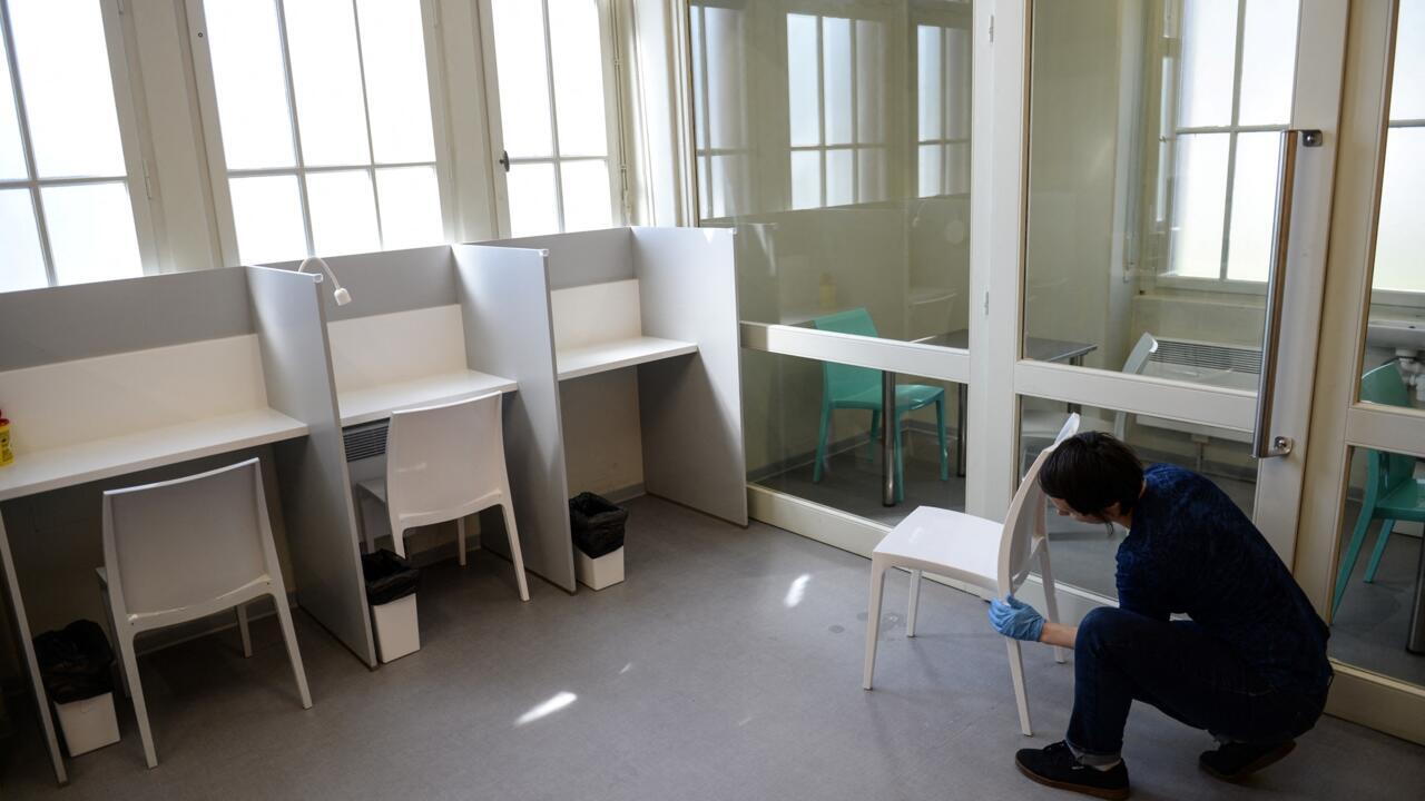Un employé nettoie une chaise de la salle de shoot à Strasbourg le 30 mars 2017.