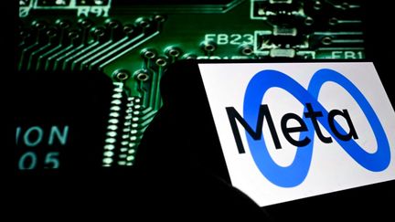 Le logo de l'entreprise Meta, photographié le 25 mars 2025. (ISMAIL ASLANDAG / ANADOLU / AFP)