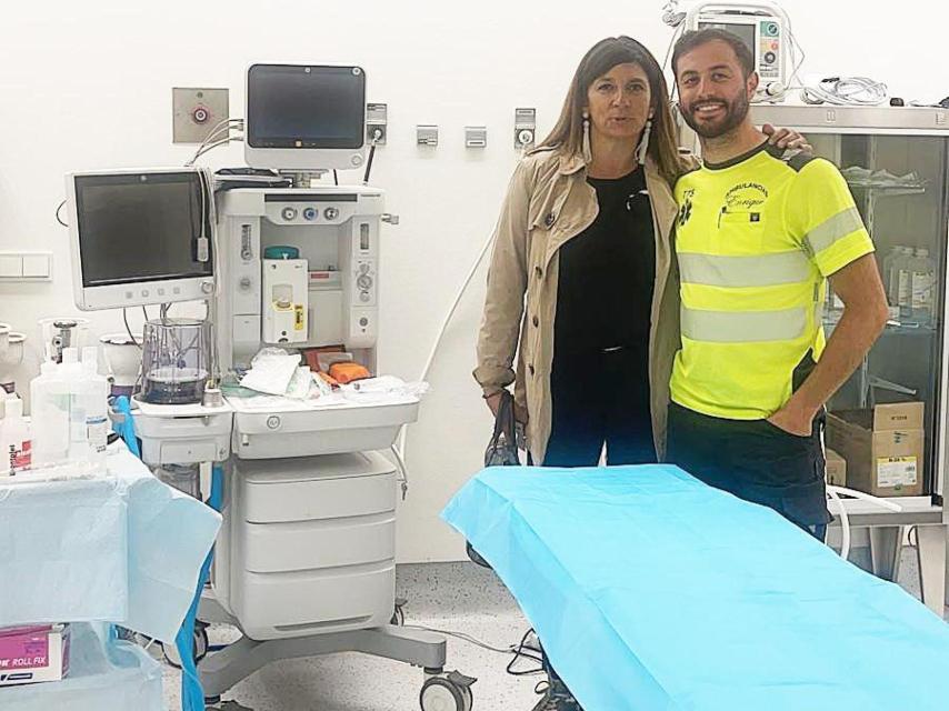 Quirófano de la Plaza de Toros de Burgos. Asunción avec Javier, de Ambulancias Enrique, référent dans le secteur des blocs opératoires portables.