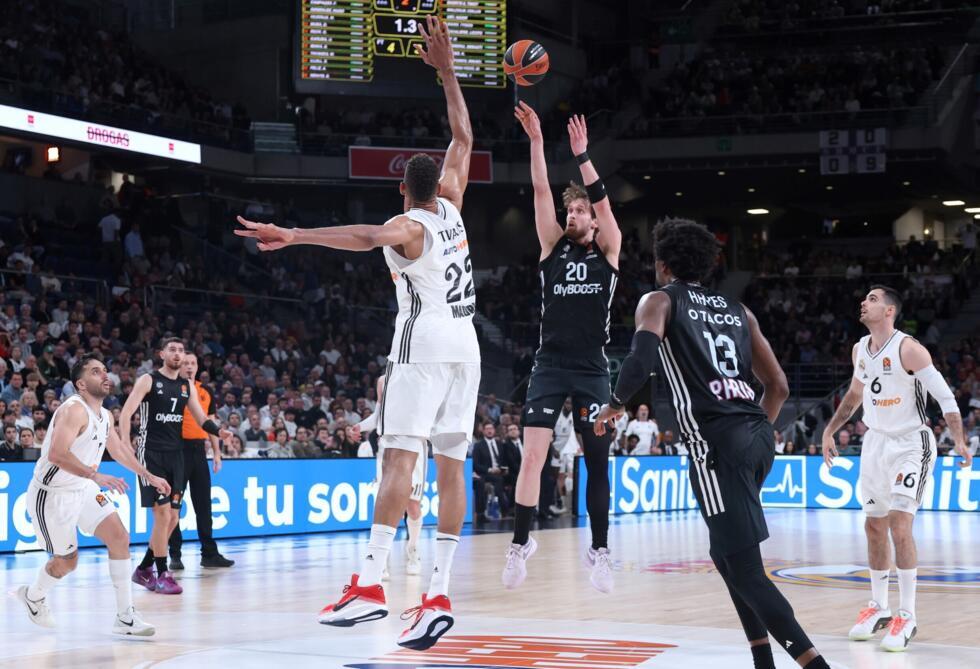 L'ailier Mikael Jantunen prend un tir face au Real Madrid, à Madrid, le 3 avril 2025