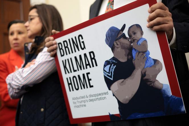 Un membre du Congrès tient une photo de Kilmar Abrego Garcia, expulsé au Salvador, à Washington, le 9 avril 2025.