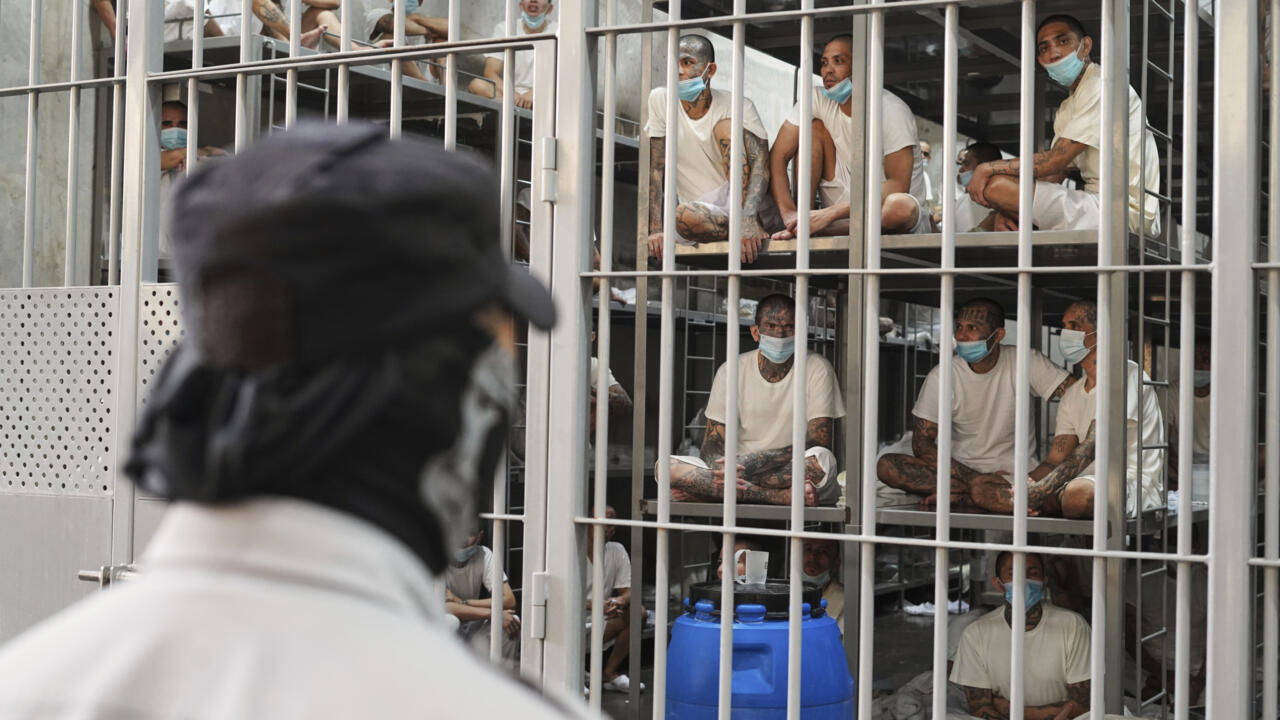 Des prisonniers dans leur cellule au Centre de confinement contre le terrorisme à Tecoluca, au Salvador, le vendredi 4 avril 2025, lors d’une visite du ministre de la Justice et de la Paix.