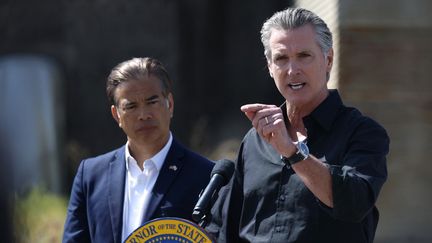 Le gouverneur de Californie Gavin Newsom s'exprime avec le procureur général de Californie Rob Bonta lors d'une conférence de presse, le 16 avril 2025, à Ceres, Californie.