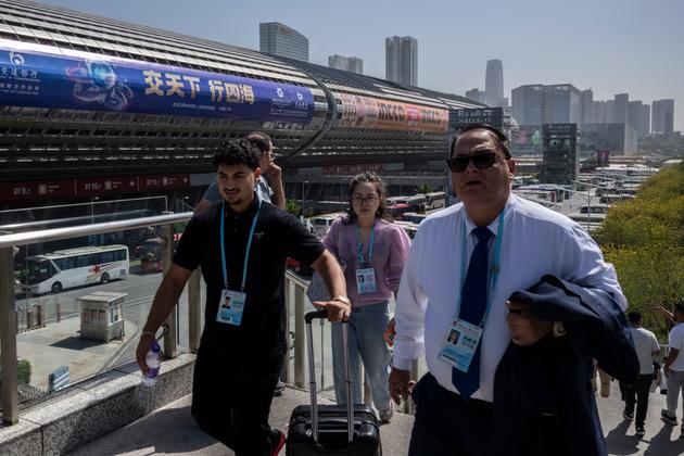 Des acheteurs arrivent à la Foire de Canton (Chine), le 15 avril 2025.