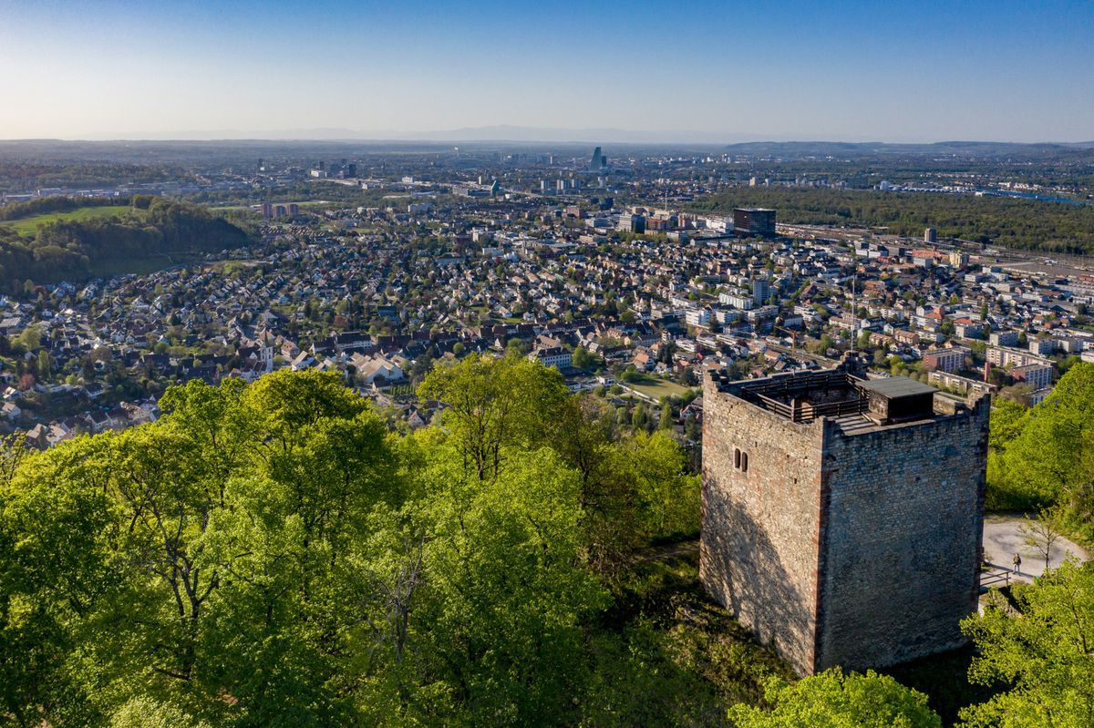 Vue aérienne de la ruine du château Wartenberg entourée d'arbres verts avec la ville en arrière-plan