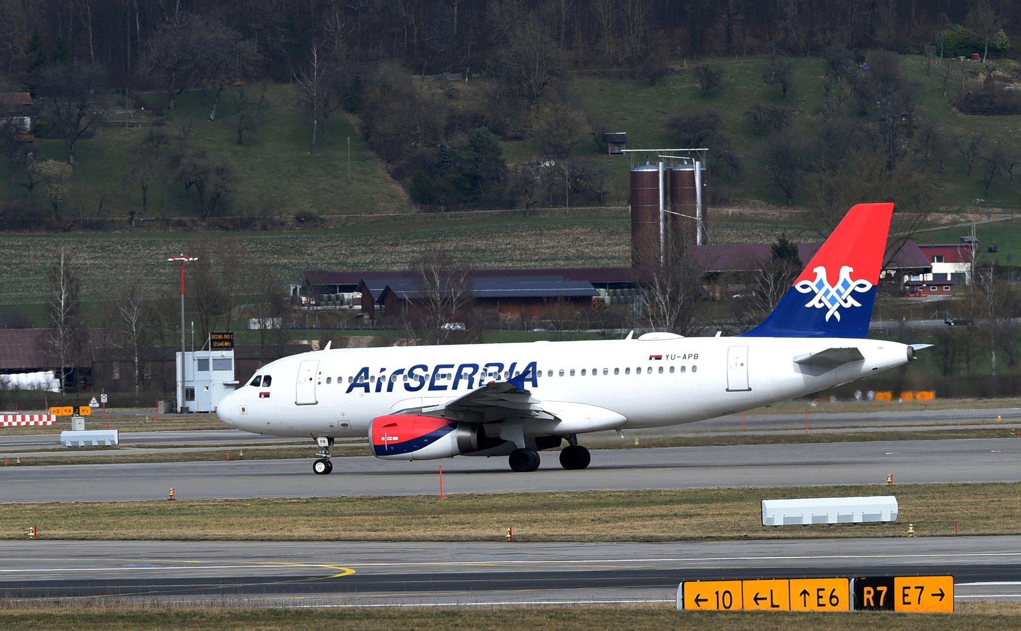 Avion d'Air Serbia roulant sur la piste de l'aéroport de Kloten