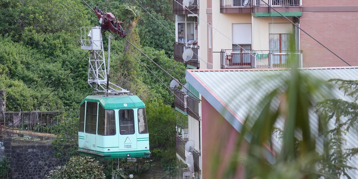 La cabine bloquée de la funivia du Faito, le 17 avril 2025