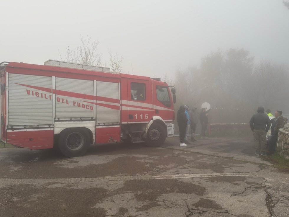 Pompiers près de la cabine tombée, le 17 avril