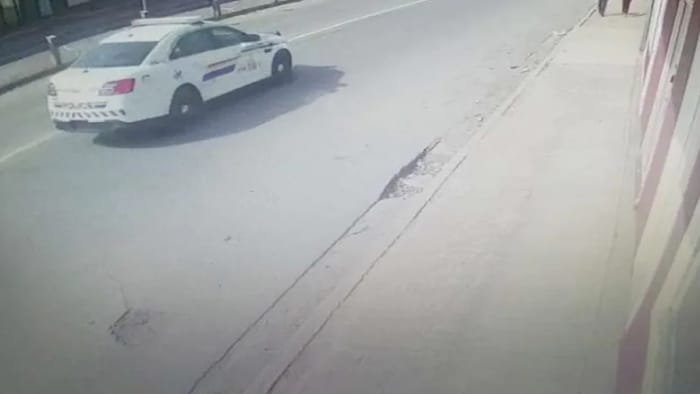 Réplique du véhicule de police du tireur capturée par une caméra de sécurité à Truro.