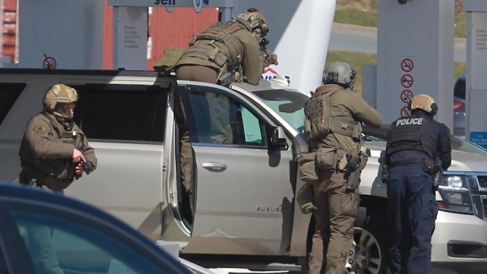 Policiers en position après l'interception du tireur à Enfield.