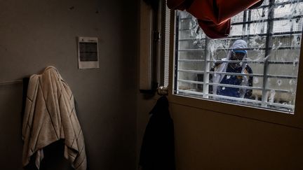 Un homme placé dans un centre de rétention administrative, à Colombier-Saugnieu (Rhône), le 24 octobre 2024. (JEAN-PHILIPPE KSIAZEK / AFP)