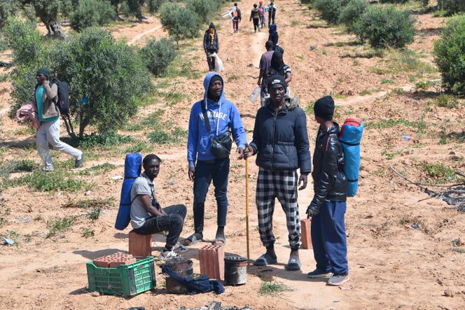 Des migrants subsahariens quittent un camp démantelé par les autorités tunisiennes, à El Amra, le 2 avril 2025.