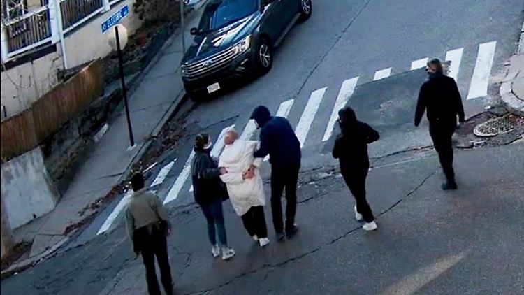 Images de l'arrestation de Rumeyza Ozturk jugées perturbantes