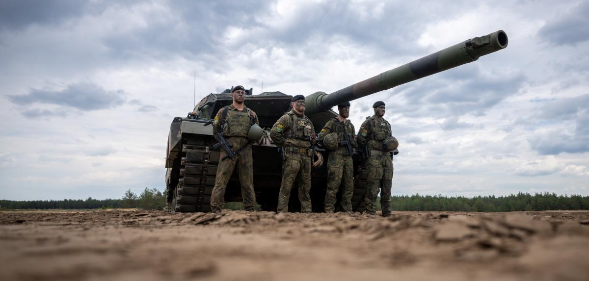 Soldats devant un char Leopard 2 de la Bundeswehr en Lituanie, avec la présence du chancelier Scholz