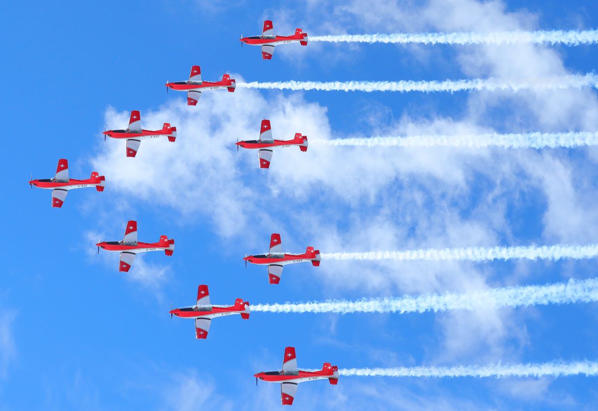 Patrouille de voltige PC-7 en formation au-dessus des pistes de la Coupe du Monde de ski alpin à St. Moritz