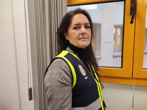Inspectrice de police en uniforme regardant la caméra