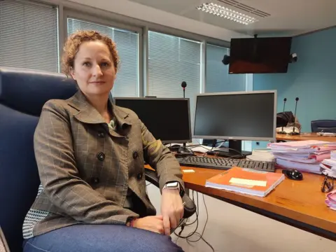 Femme assise devant un ordinateur