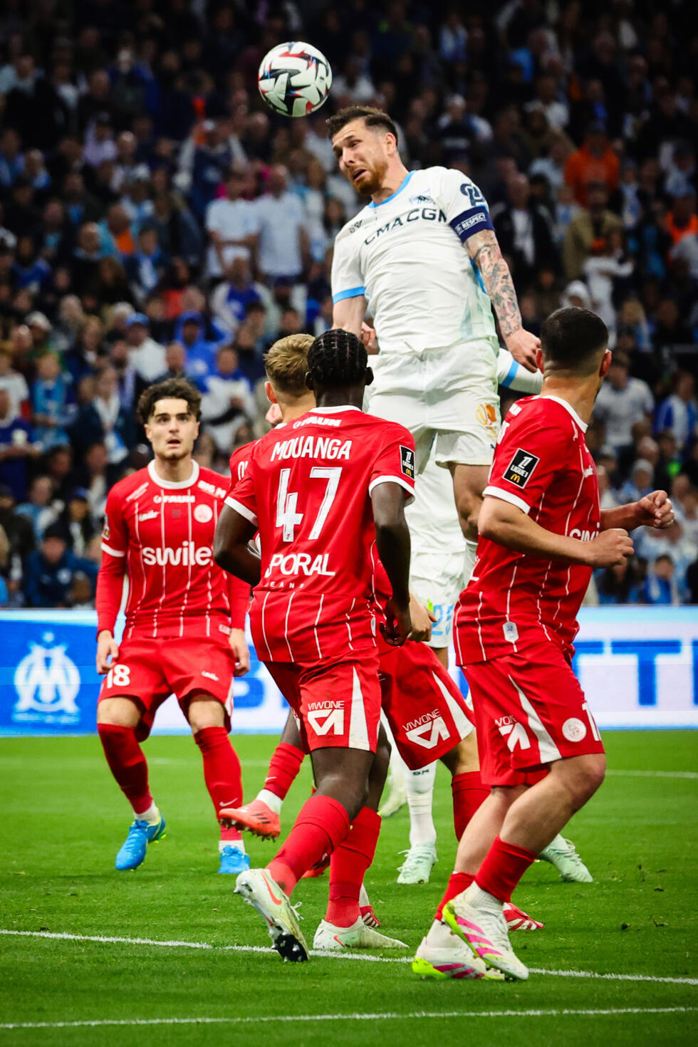 Pierre-Emile Hojbjerg saute lors de la large victoire 5-1 de Marseille contre Montpellier, 19 avril 2025