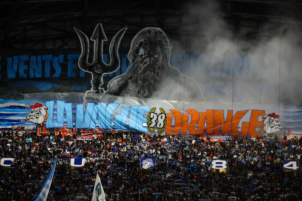 Tifo géant Poséidon des supporters marseillais South Winners lors de la victoire 5-1 contre Montpellier, 19 avril 2025