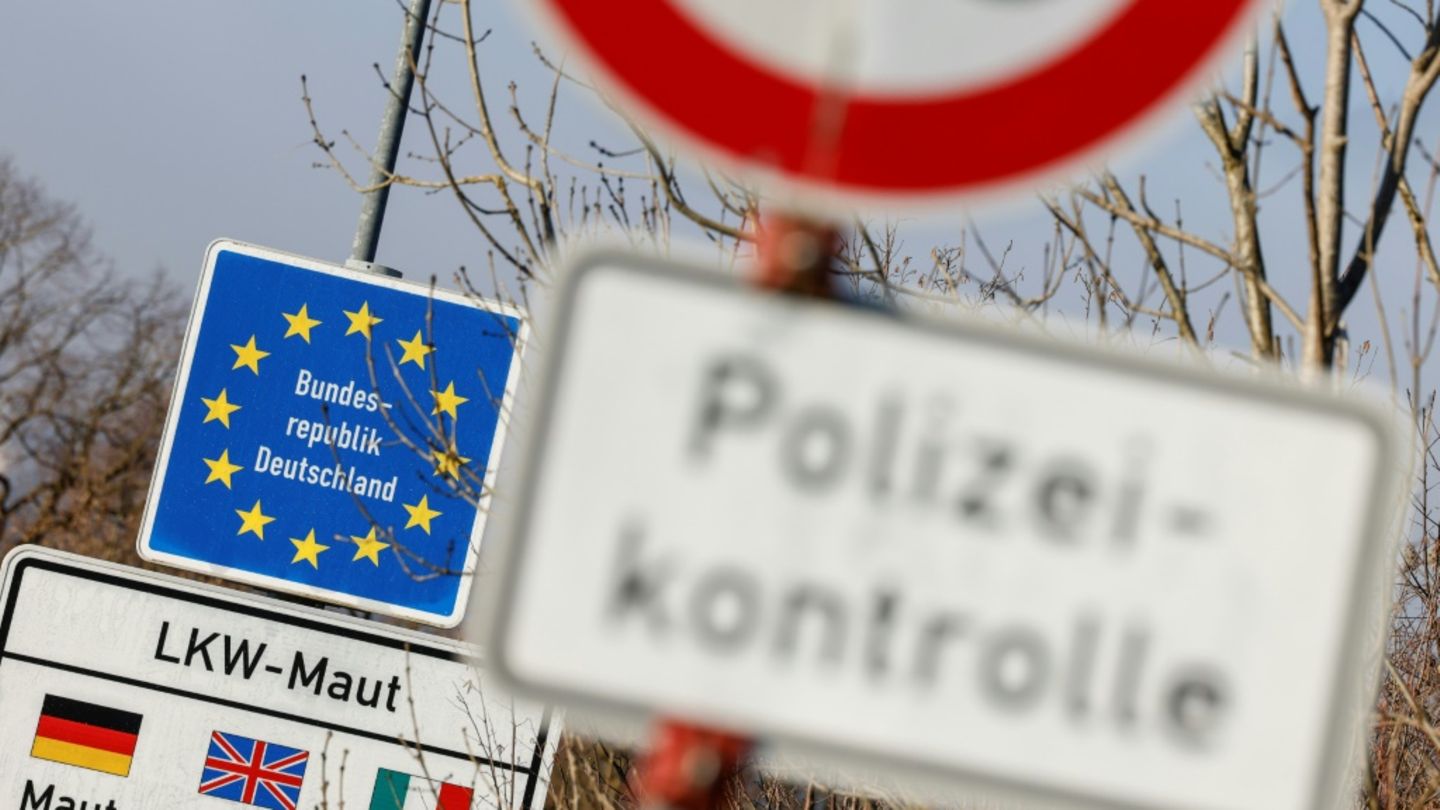 Panneau de police au poste frontière d'Oberaudorf