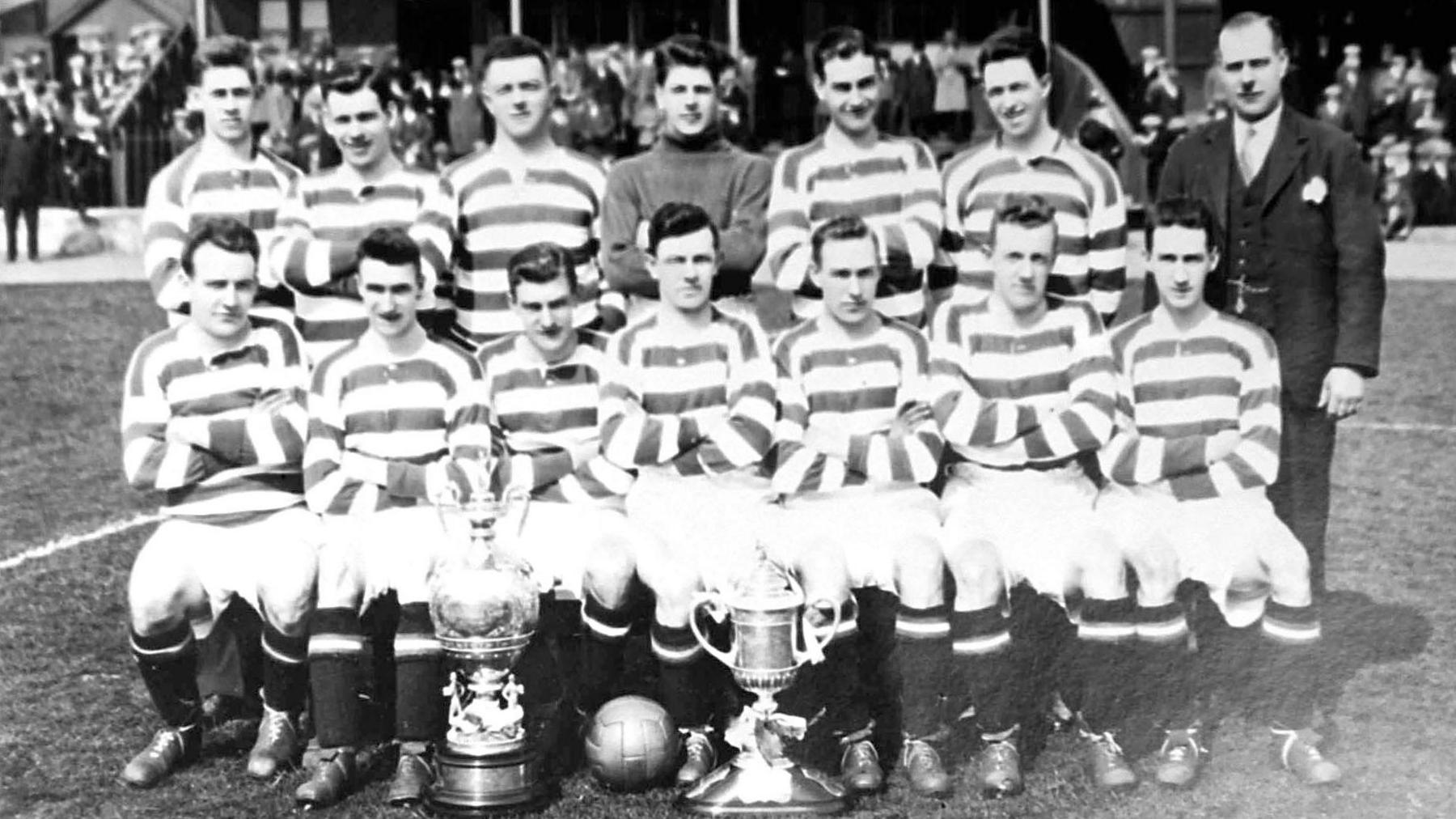 Equipe du Celtic avec la Coupe d'Écosse en 1927, Jimmy McGrory deuxième en partant de la gauche