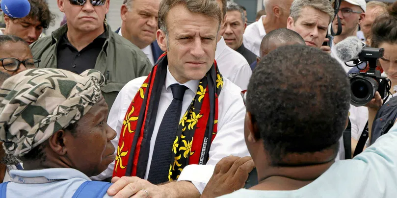 Emmanuel Macron lors d'un déplacement à Mayotte le 19 décembre 2024, après le passage de l'ouragan Chido.