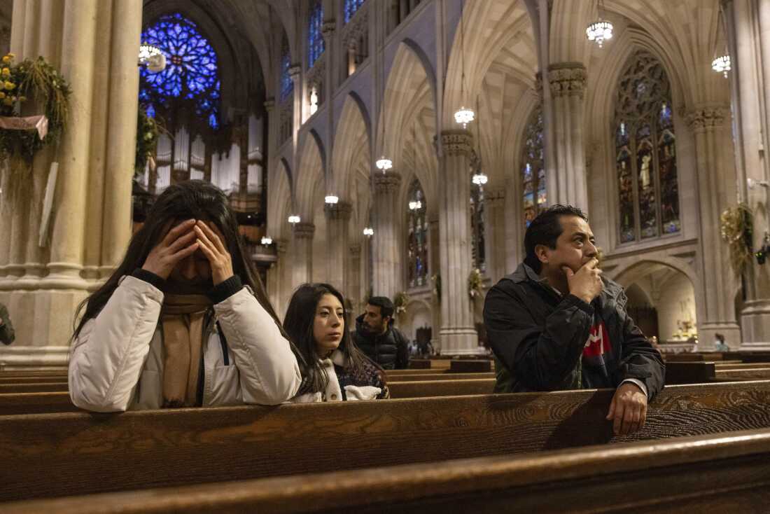 Des fidèles prient à la cathédrale Saint-Patrick à New York