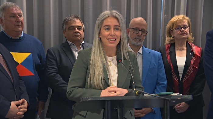 Maude Mercier Larouche, présidente du Réseau de transport de la Capitale, lors d'un point de presse.