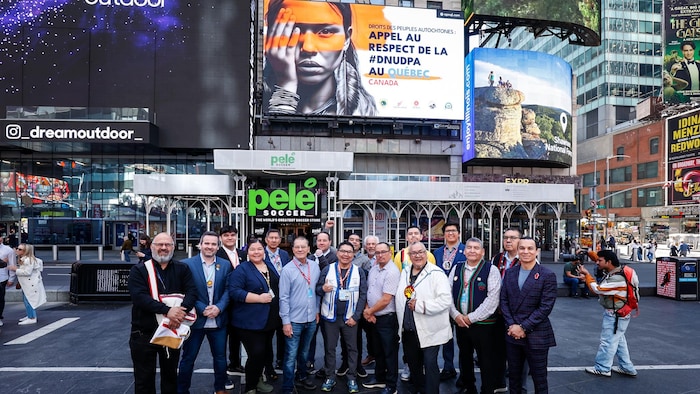 La délégation de l'APNQL posant devant leur annonce à Times Square, New York
