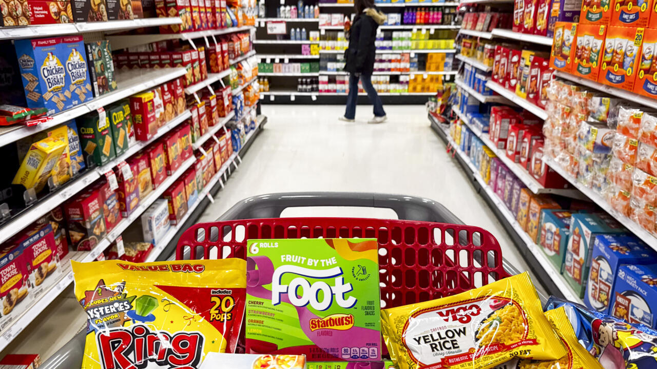 Caddie rempli de produits alimentaires contenant l'additif alimentaire E127 ou Red 3, le 27 décembre 2024