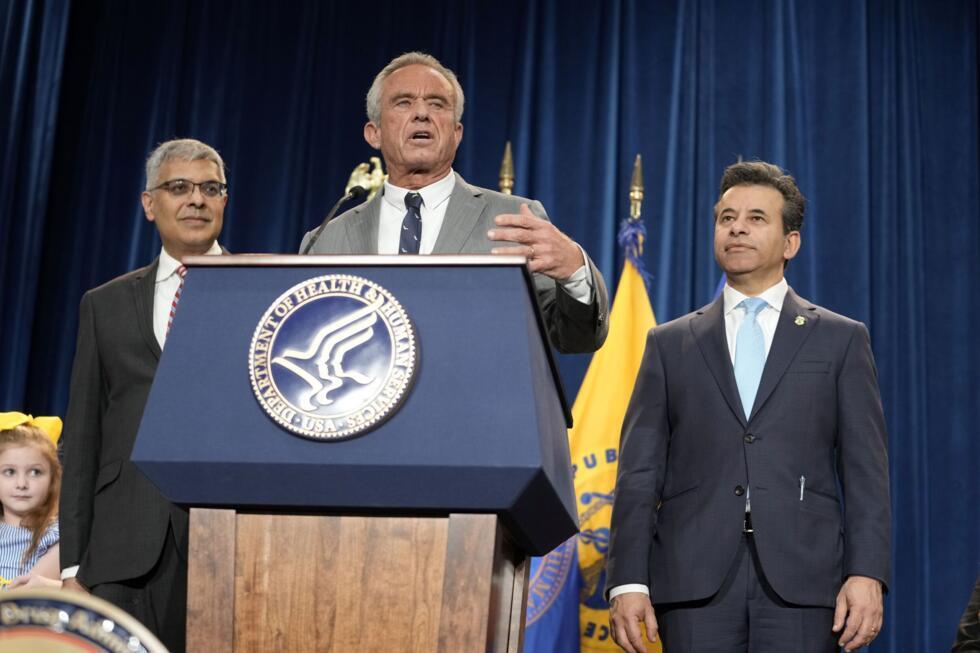 Robert F. Kennedy Jr aux côtés de Martin Makary et de Jayanta Bhattacharya à Washington, le 22 avril 2025