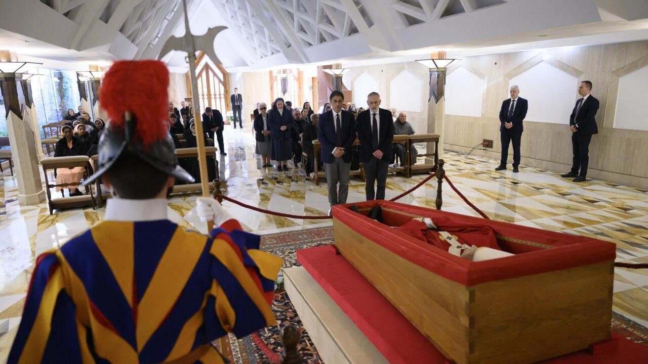 Hommages devant la dépouille du pape François au Vatican