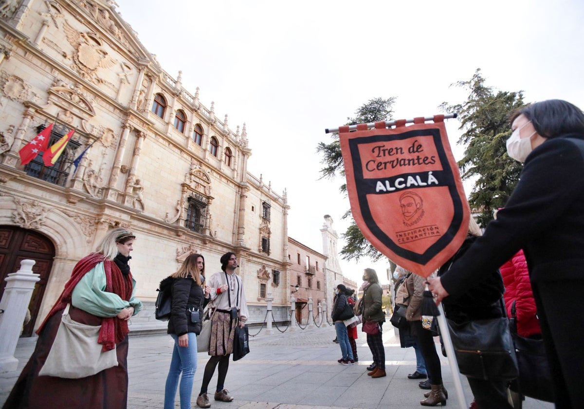 Un groupe de touristes durant leur visite à Alcalá de Henares