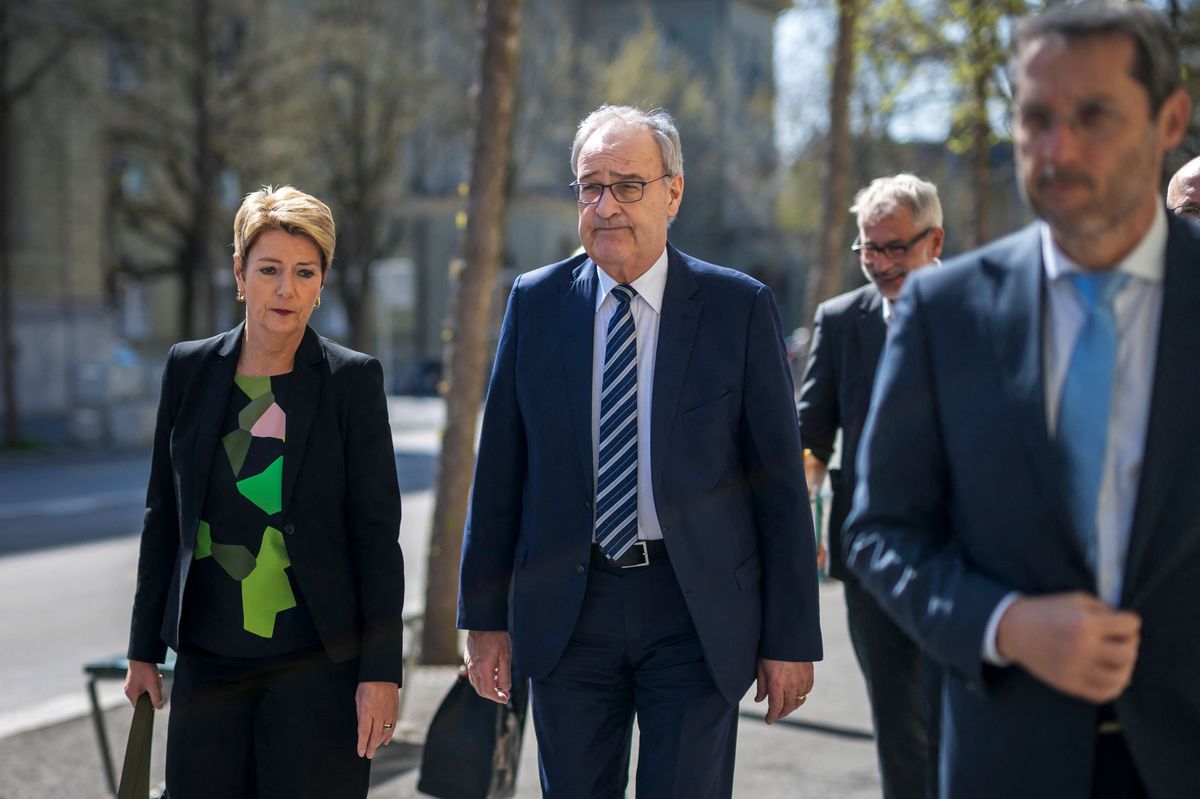 La présidente suisse Karin Keller-Sutter (à gauche) et le ministre de l'économie Guy Parmelin lors d'une conférence de presse sur les droits de douane américains, le 3 avril 2025 à Berne.