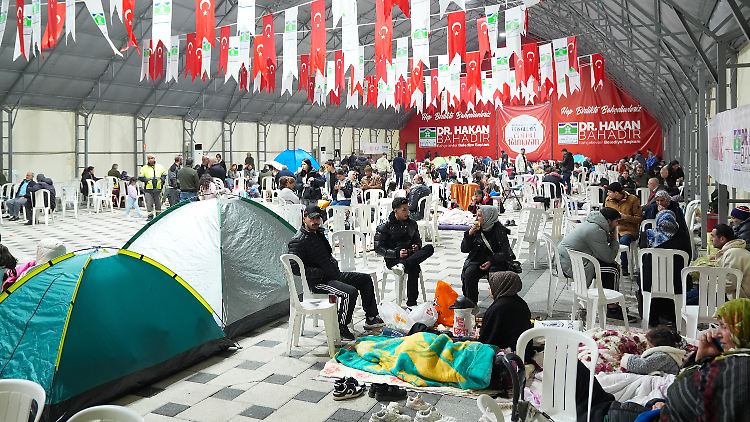 Habitants d'Istanbul réunis après le séisme