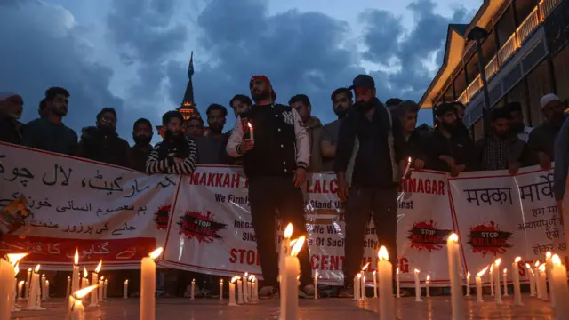 Commerçants du Cachemire organisant une veillée aux chandelles pour protester contre l’attaque des touristes, Srinagar, Jammu et Cachemire, 23 avril 2025