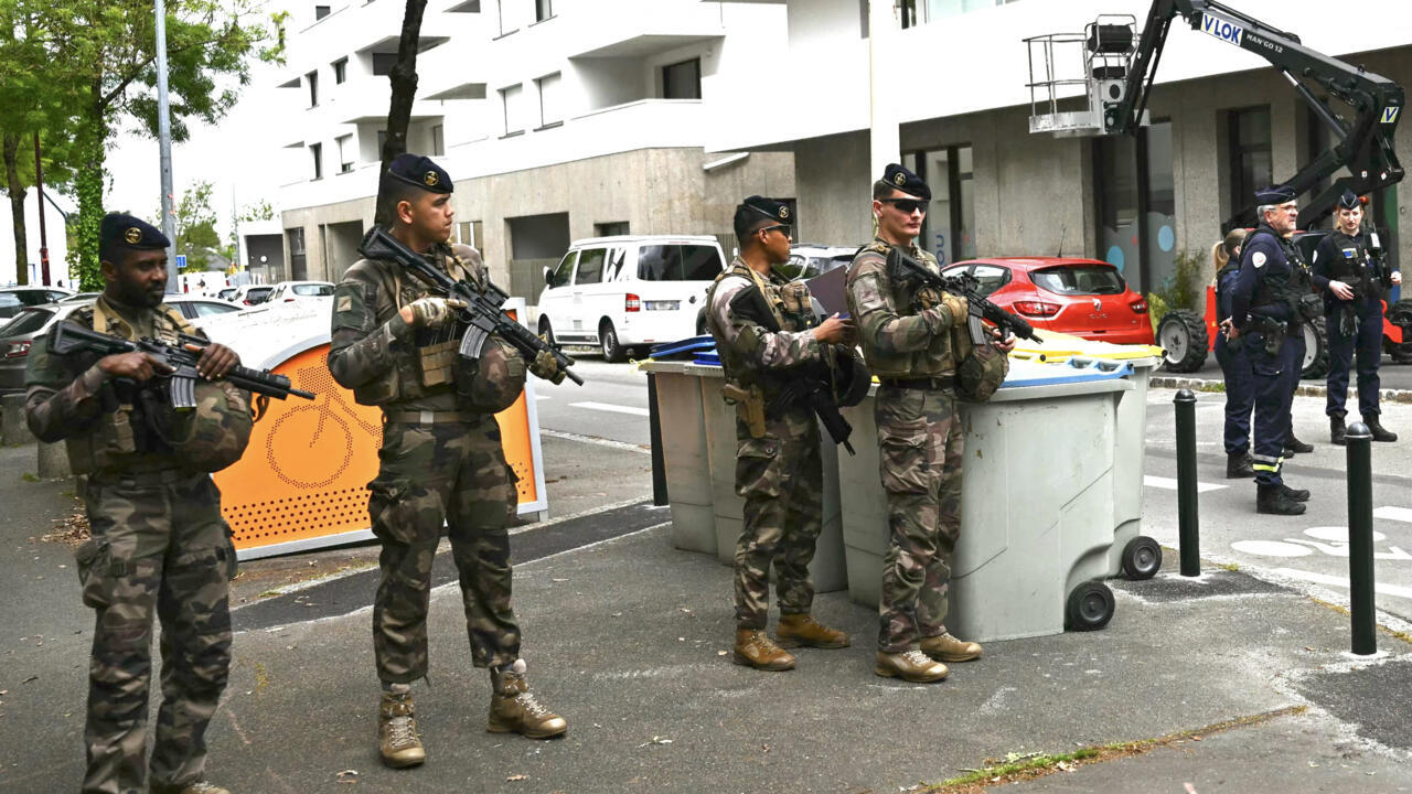 Des militaires de l'opération Sentinelle, des agents des polices nationale et municipale près du lycée Notre-Dame-de-Toutes-Aides, à Nantes, le 24 avril 2025.