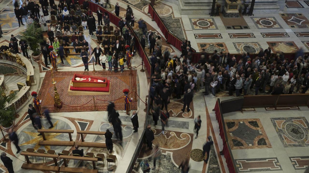 Fidèles rendant hommage au pape François dans la basilique Saint-Pierre