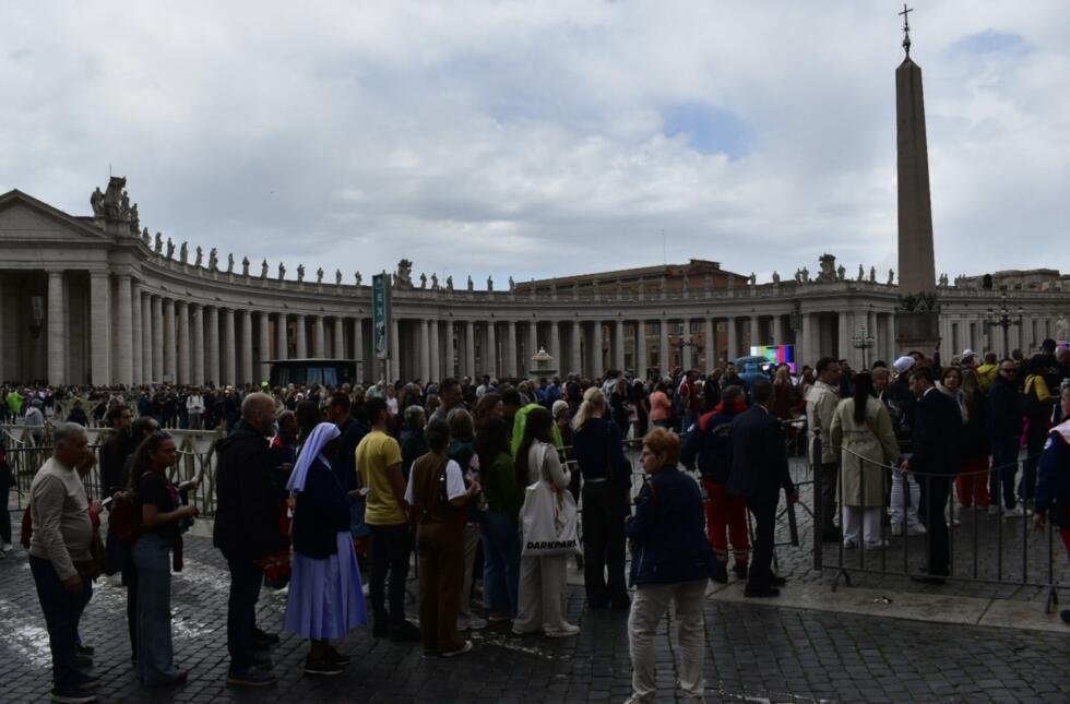 Fidèles venant de se recueillir près du corps du pape François à la place Saint-Pierre