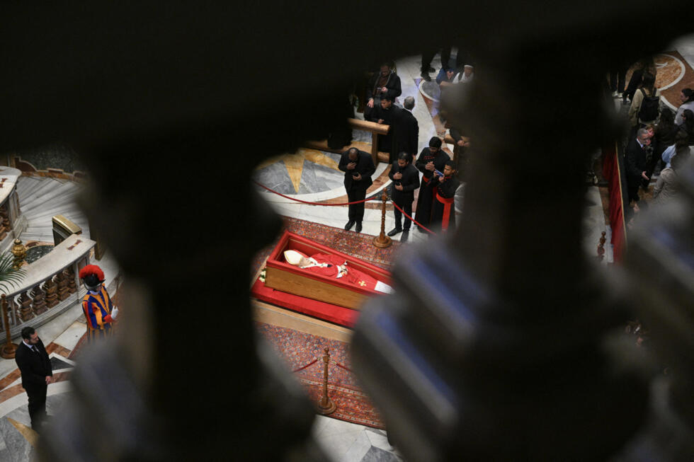 Le corps du pape François exposé dans la basilique Saint-Pierre