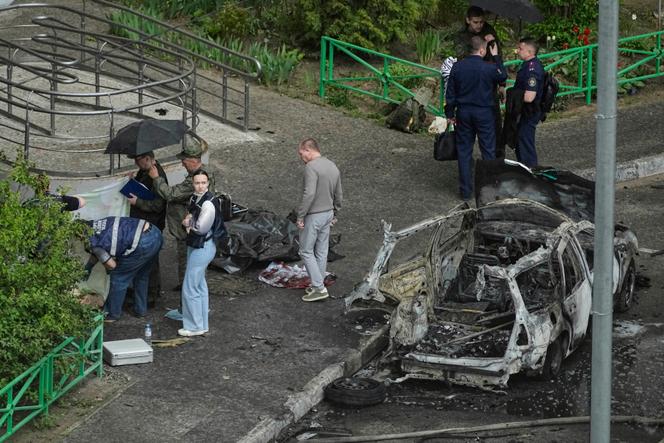 Sur les lieux où le lieutenant-général Iaroslav Moskalik a été tué par un engin explosif placé dans sa voiture à Balachikha, en banlieue de Moscou, en Russie, le vendredi 25 avril 2025.