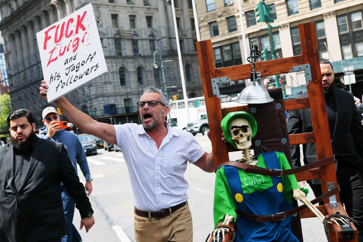Un manifestant devant le tribunal fédéral de New York, sans lien avec les partisans de Mangione.