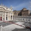 La cérémonie de translation du cercueil du pape François jusqu'à la basilique Saint-Pierre, le 23 avril 2025 au Vatican. (ANTOINE MEKARY / NURPHOTO / AFP)